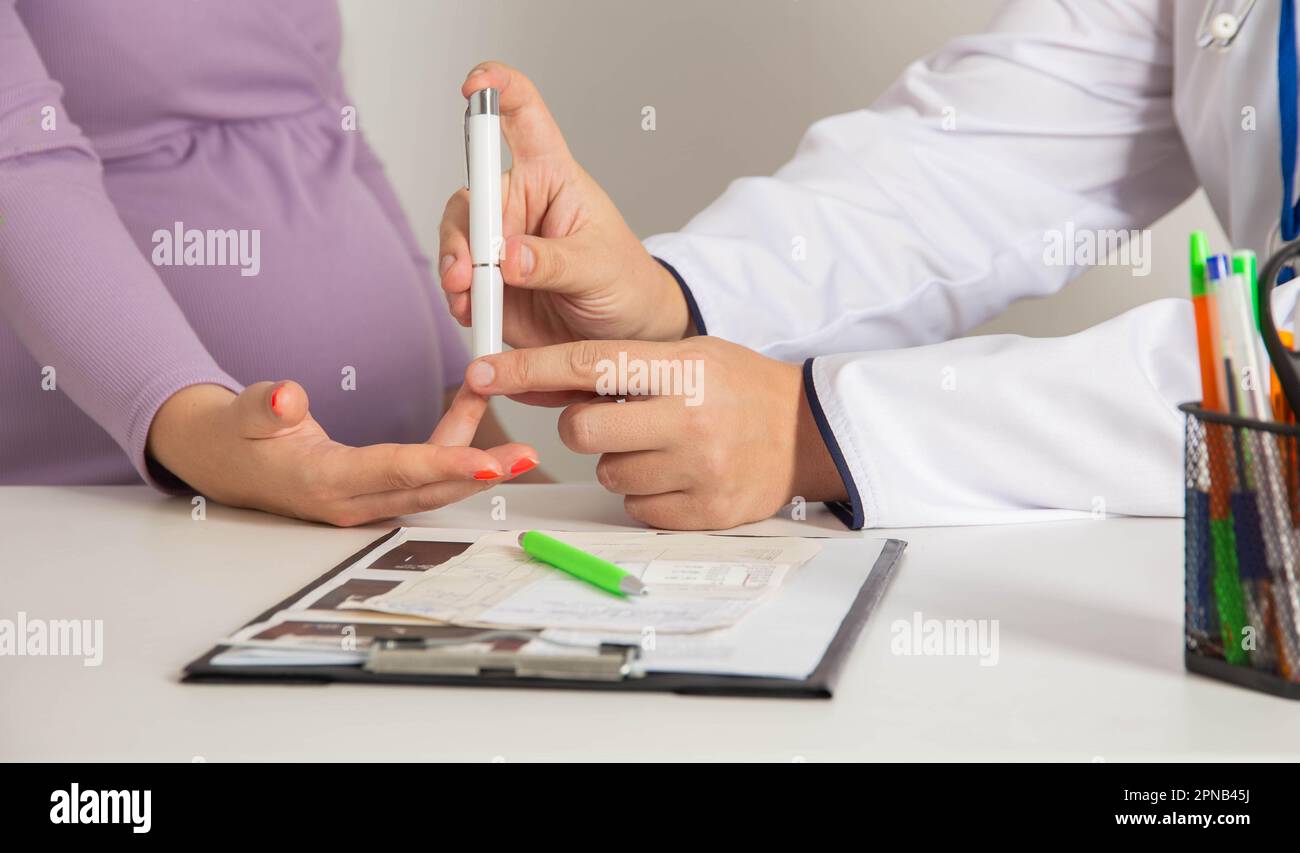 Messung der Blutviskosität und des Blutzuckers bei einem schwangeren Mädchen. Hoher und niedriger Blutzucker während der Schwangerschaft. Stockfoto