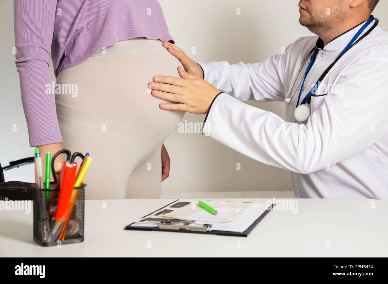 Eine schwangere Frau bei einem Arzttermin bei einem Geburtshelfer-Gynäkologen. Schwangerschaftskomplikationen im 3. Trimenon, Diabetes und Arterien Stockfoto