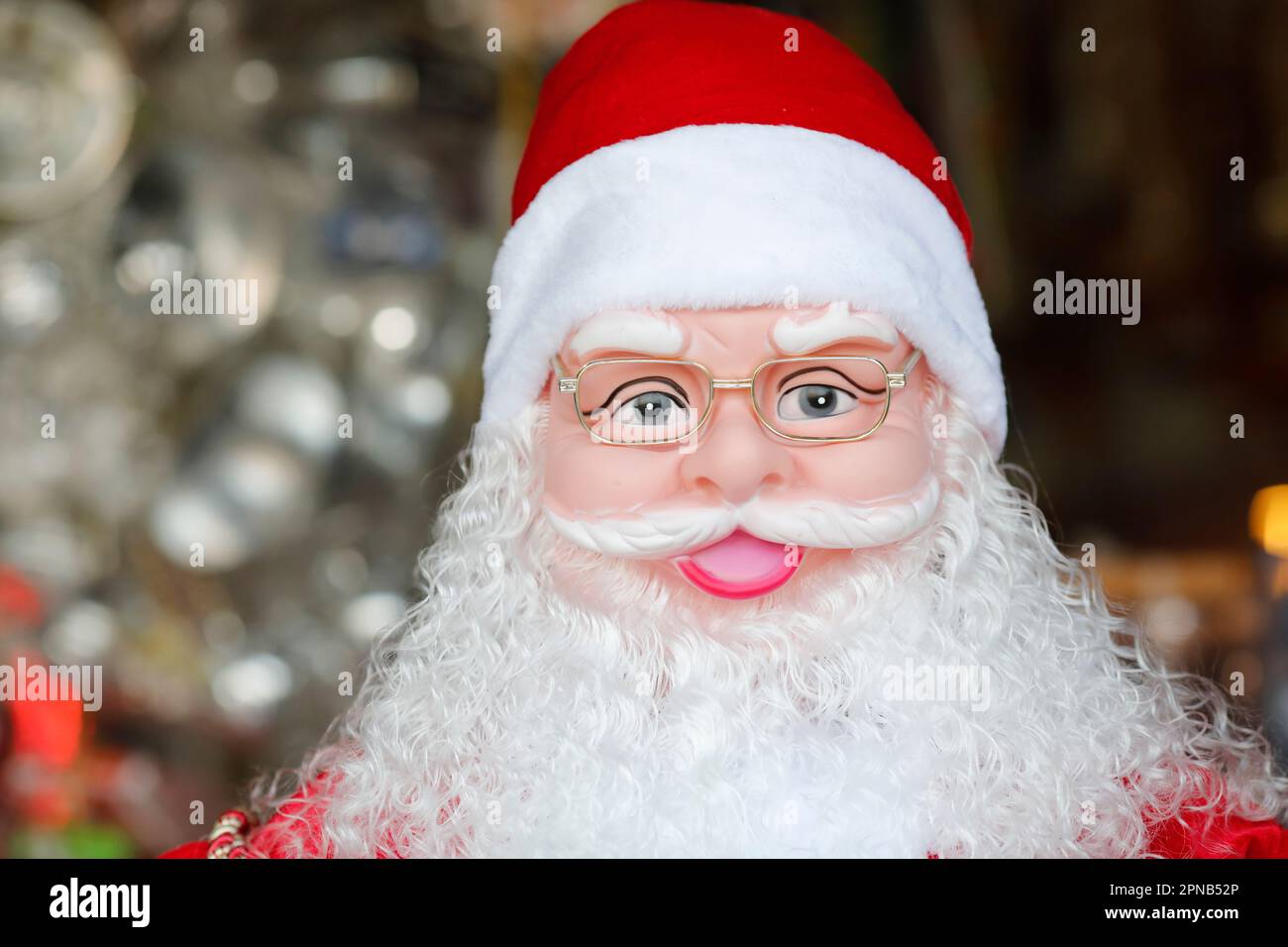 Weihnachtsdekorationsladen. Traditioneller roter Weihnachtsmann. Ho-Chi-Minh-Stadt. Vietnam. Stockfoto