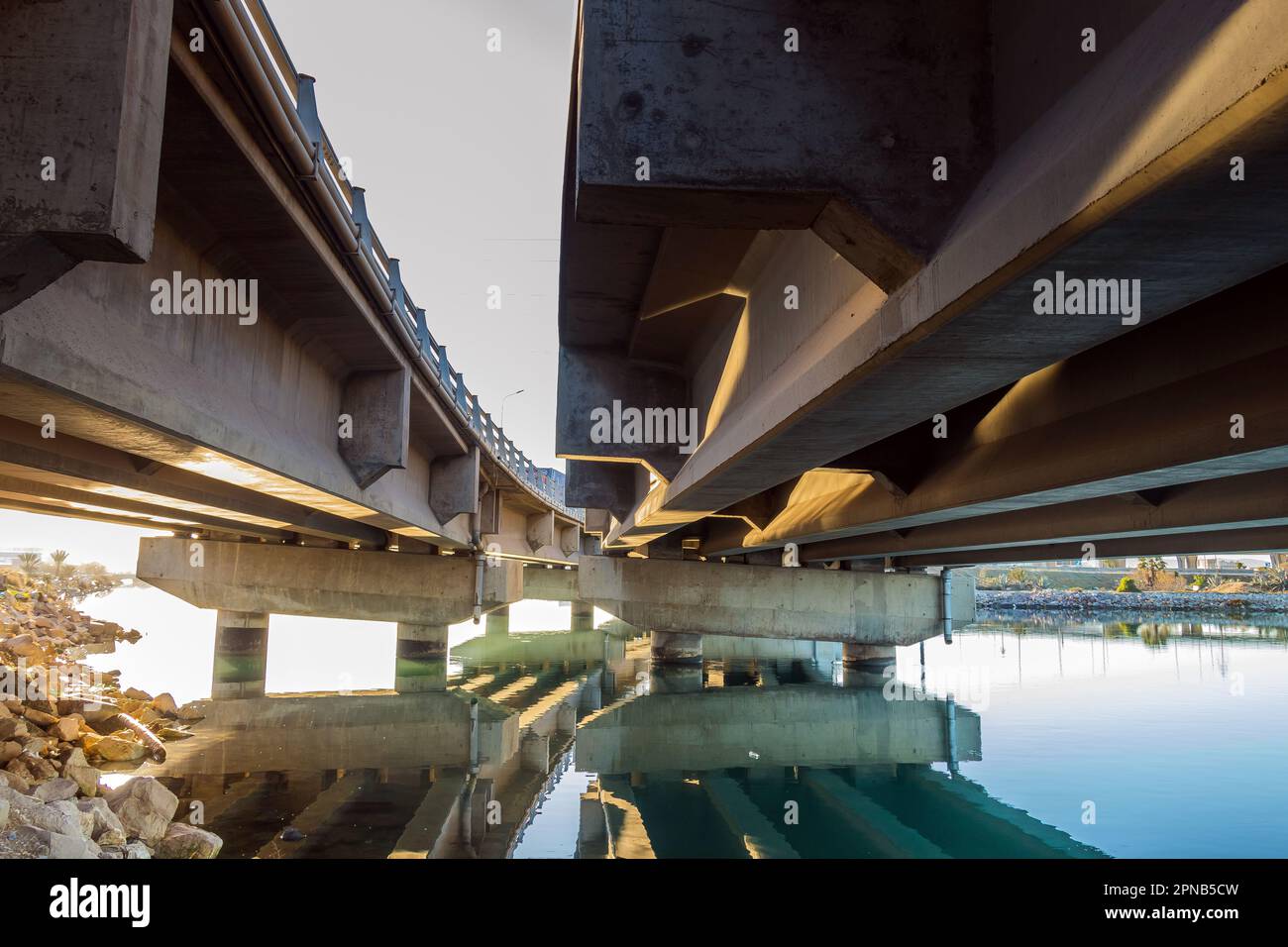 Betonbrücke - Ein modernes technisches Wunderwerk Stockfoto