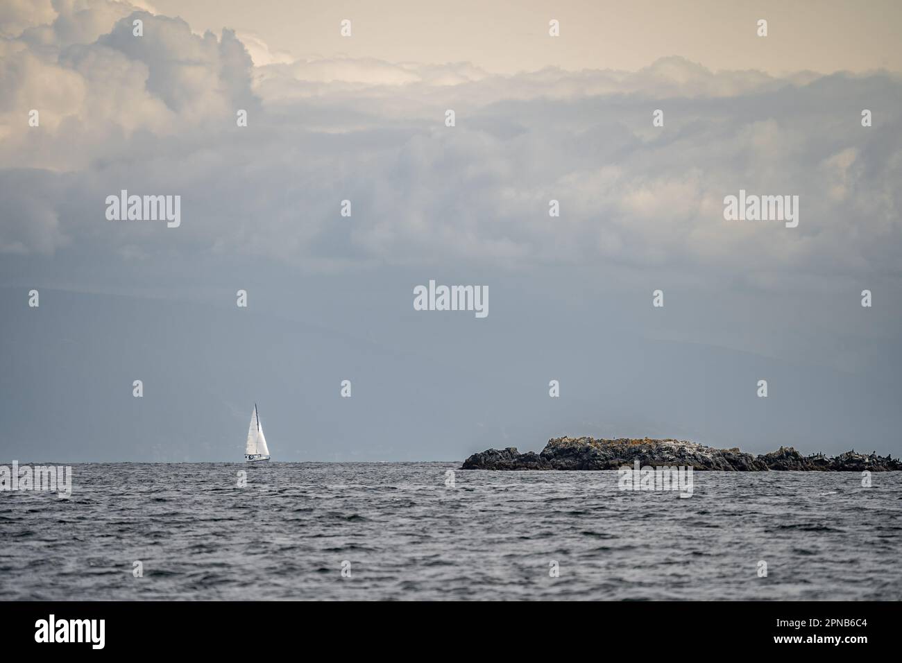 Ein Segelboot fährt vorbei an Hudson Rocks, nahe Nanaimo, Strait of Georgia, Vancouver Island, British Columbia, Kanada. Stockfoto