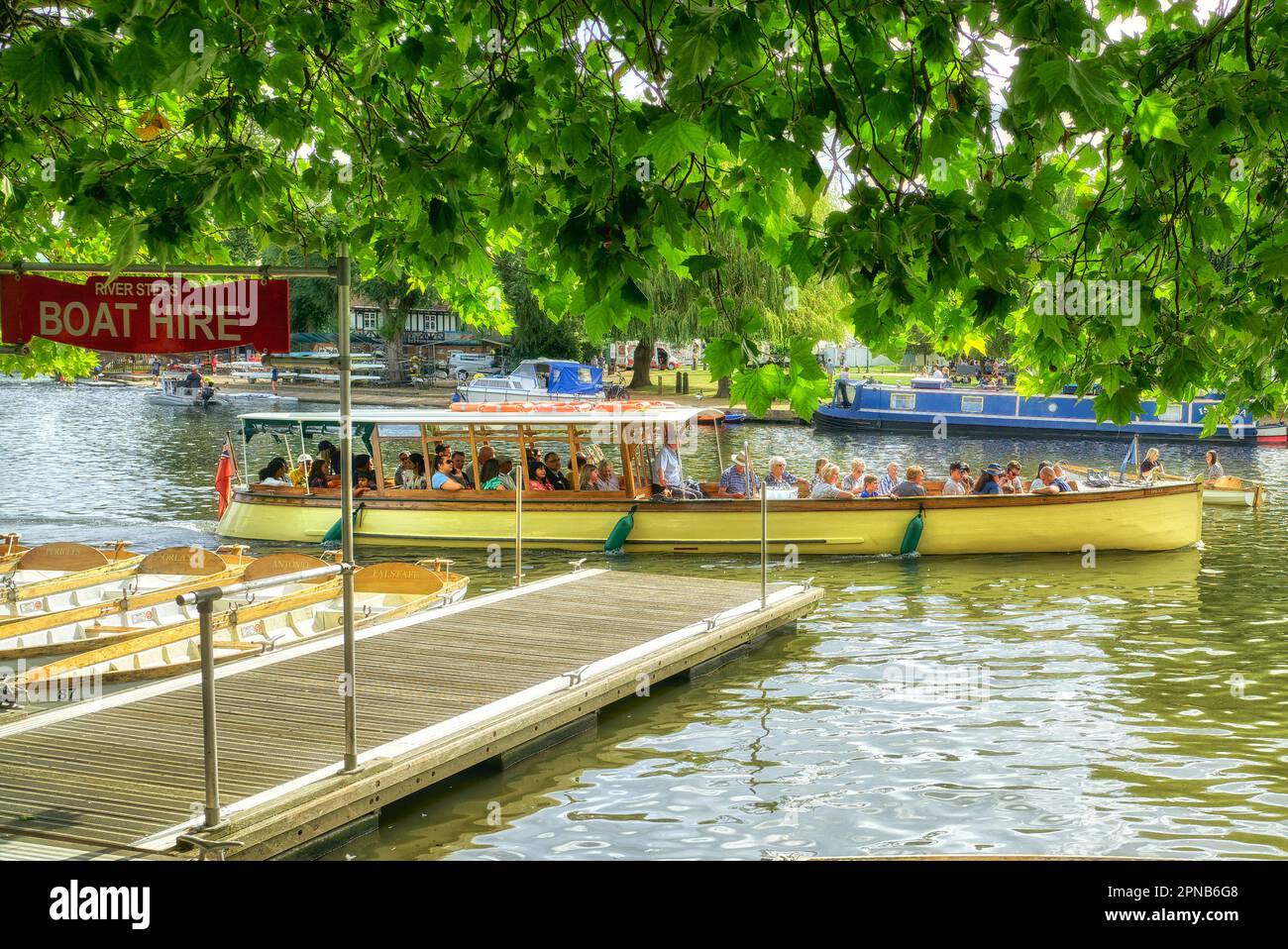Touristenboot Stratford-upon-Avon. Vergnügungsboot mit Menschen, die eine Besichtigungsfahrt auf dem Fluss Avon England genießen Stockfoto Touristenboot Stratford-upon-Avon. Vergnügungsboot mit Menschen, die eine Besichtigungsfahrt auf dem Fluss Avon England genießen Stockfoto