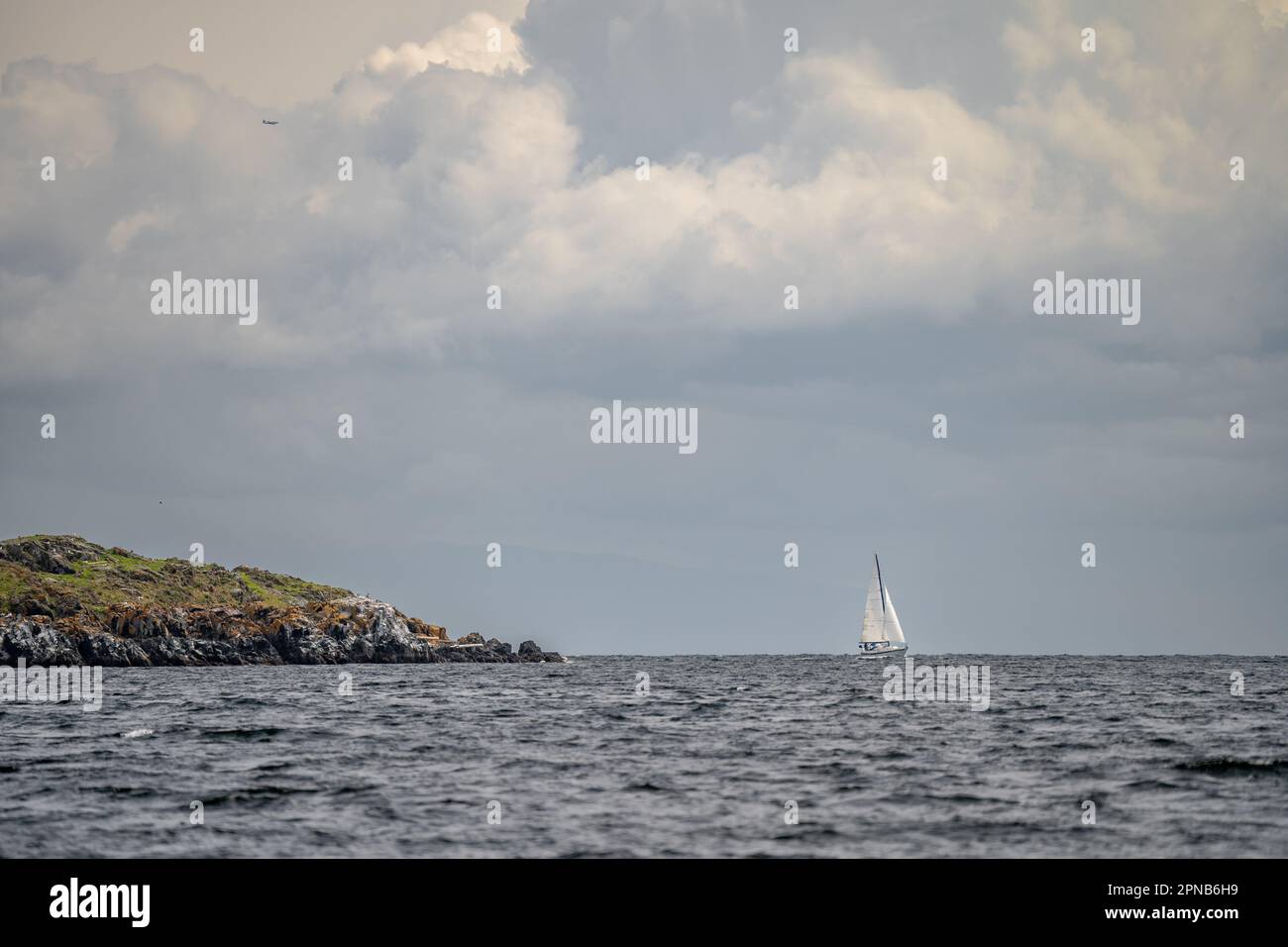 Ein Segelboot fährt vorbei an Hudson Rocks, nahe Nanaimo, Strait of Georgia, Vancouver Island, British Columbia, Kanada. Stockfoto