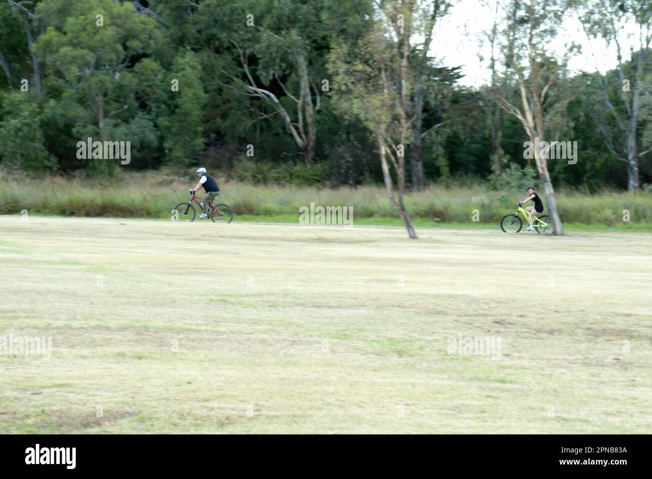Ehrliches Foto Von Fahrradfahrern Im Lokalen Park Stockfoto