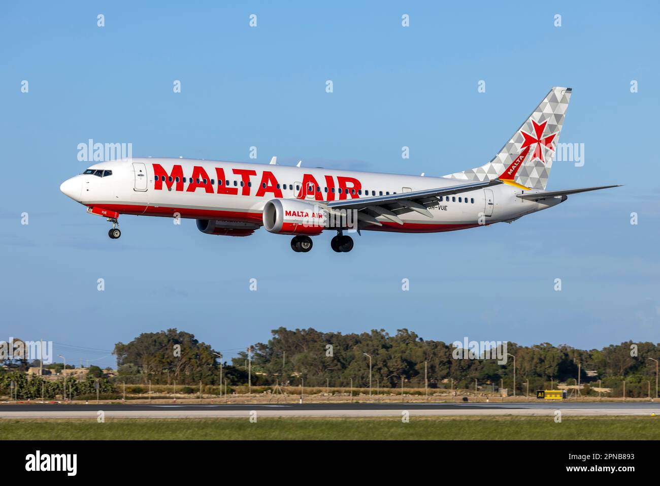 Malta Air Boeing 737-8 MAX 200 (REG: 9H-VUE) Ankunft mit einer schönen Abendbeleuchtung. Stockfoto