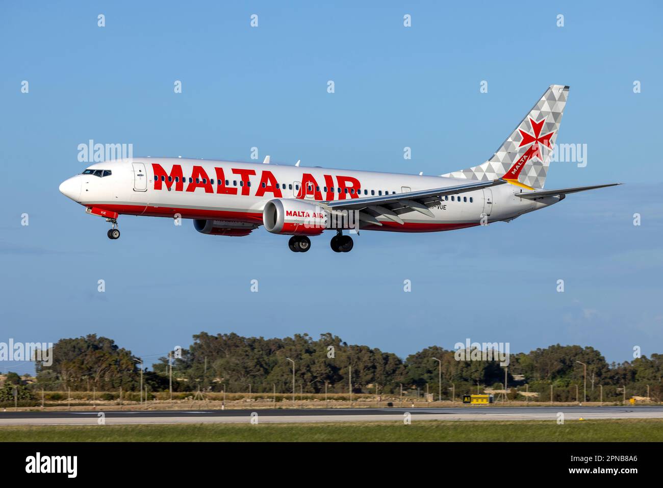 Malta Air Boeing 737-8 MAX 200 (REG: 9H-VUE) Ankunft mit einer schönen Abendbeleuchtung. Stockfoto