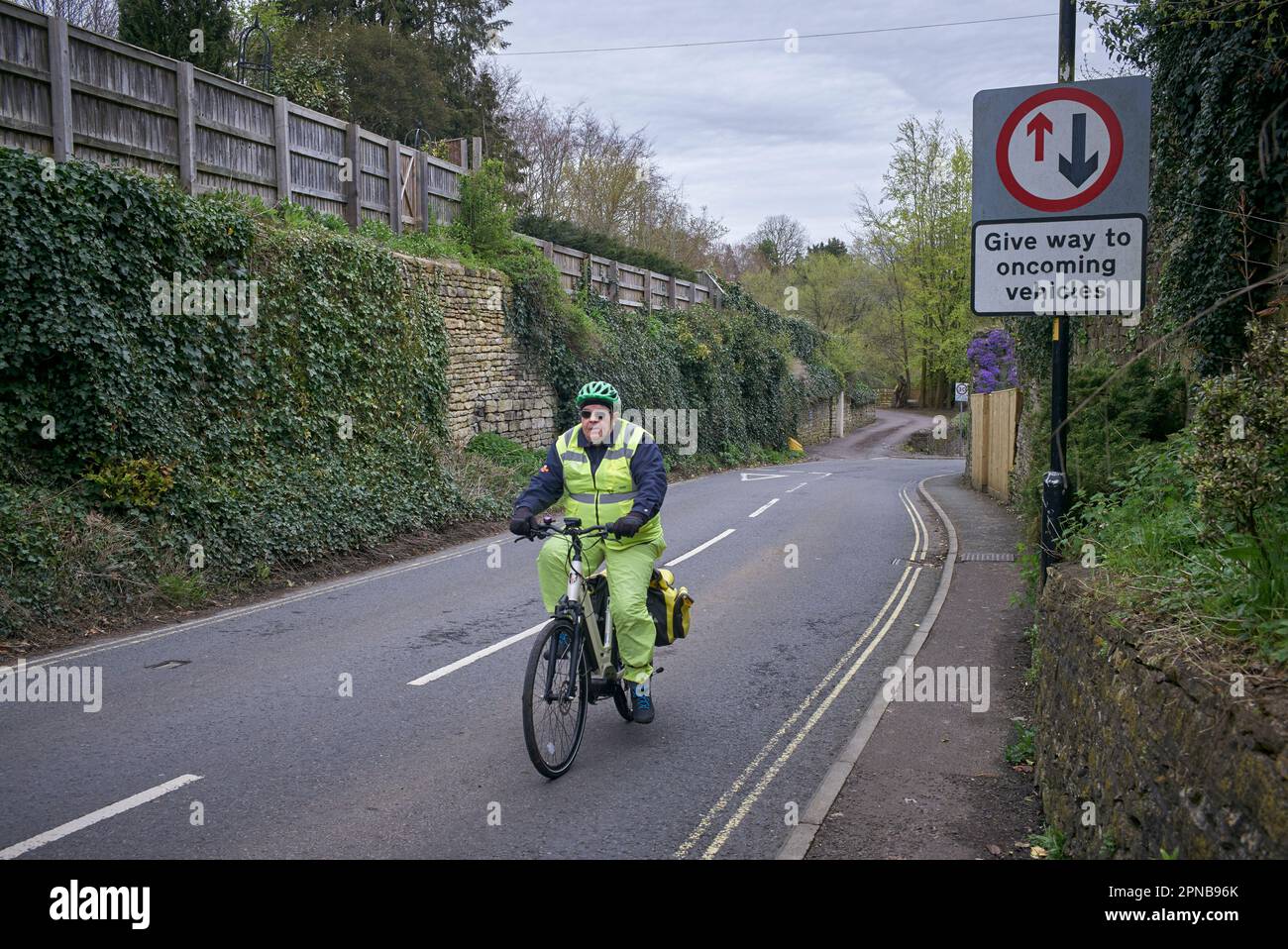 Radfahrer in Warnkleidung – Malmesbury, Wiltshire, Großbritannien Stockfoto