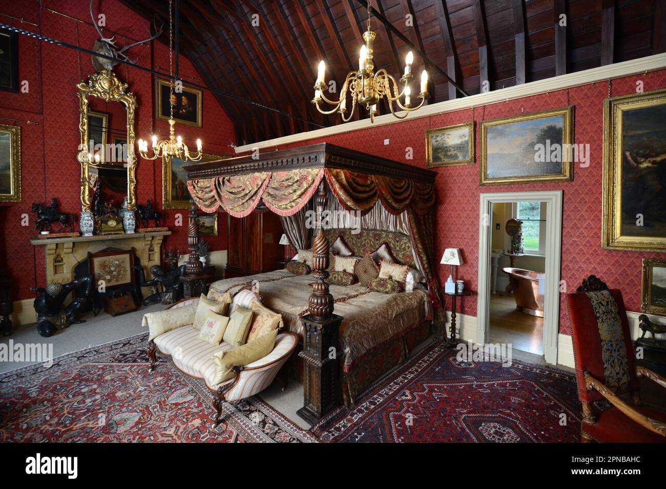 Himmelbett im King's Room im Maunsel House in der Nähe von Bridgwater, Somerset. Stockfoto
