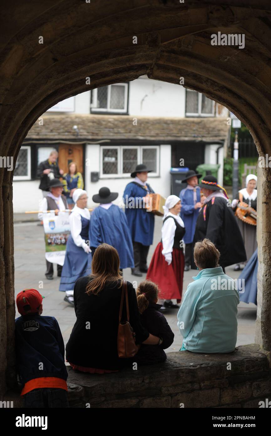 Die Folk-Abeille-Tanzgruppe aus Gien, Frankreich, tritt im Rahmen des Jubilee ce der Stadt am Market Cross ihrer Zwillingsstadt Malmesbury in Wiltshire auf Stockfoto