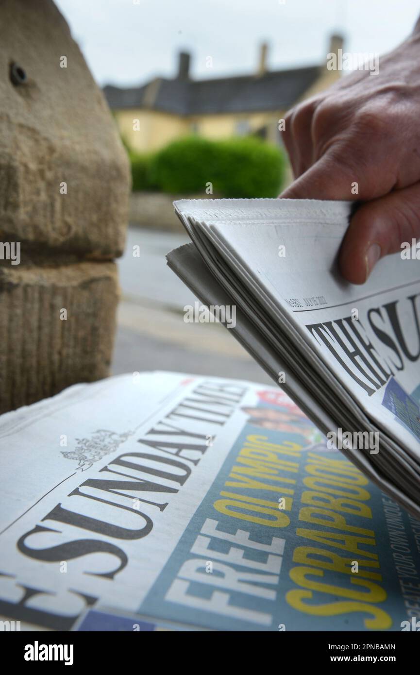 Verschiedene Aufnahmen der Zeitung Sunday Times in einem Dorfladen. Stockfoto