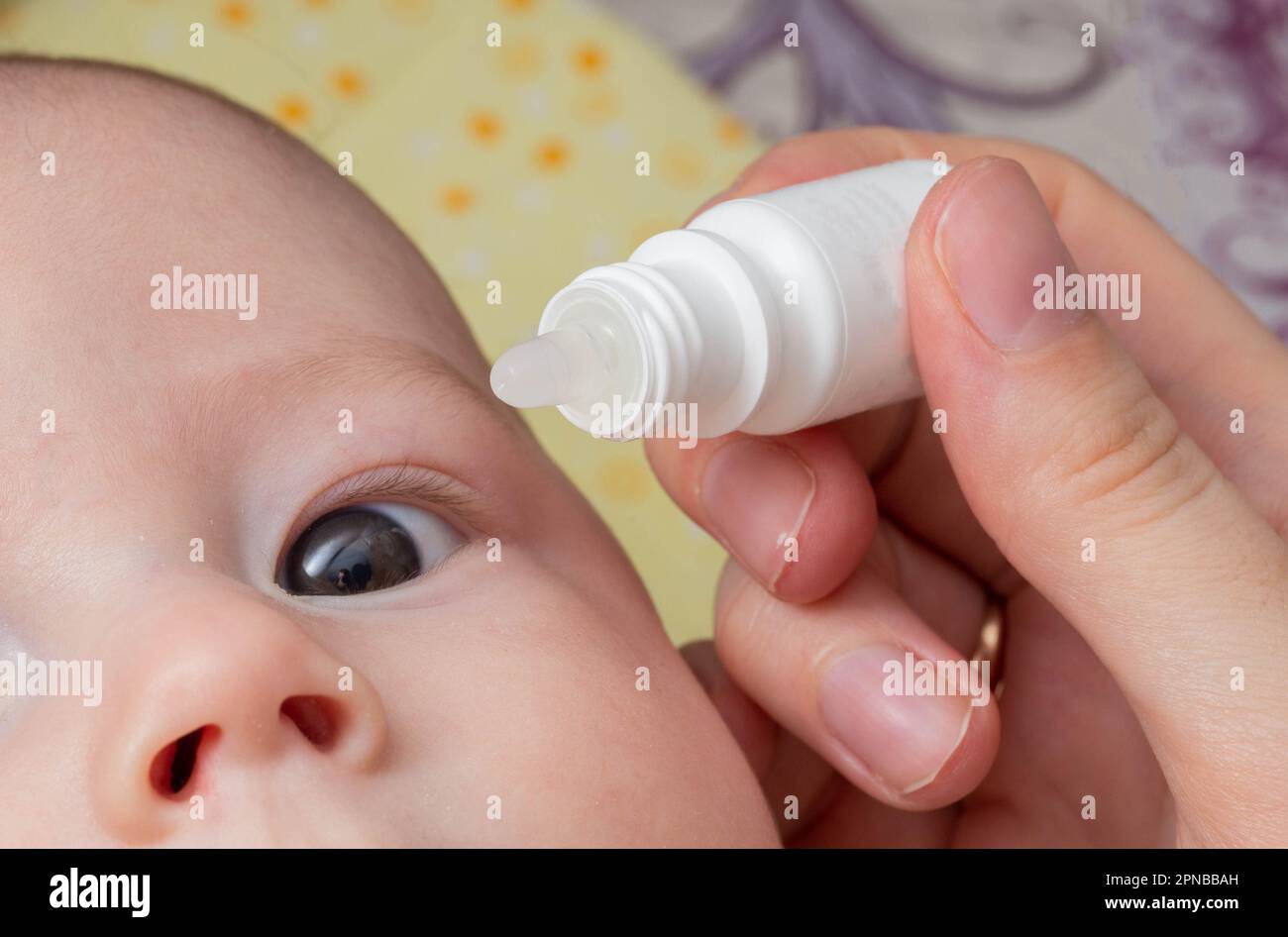 Instillation medikamentöser Tropfen in das Auge eines Kindes zur Behandlung  von Konjunktivitis und Tränenwegsblockade. Sondierung des Tränenkanals,  Behandlung Stockfotografie - Alamy