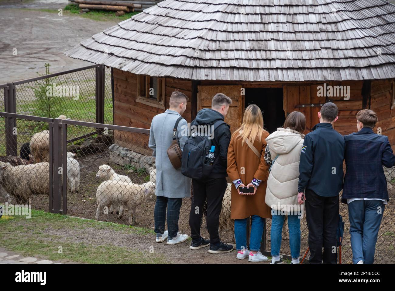 Lemberg, Ukraine. 17. April 2023. Erwachsene und Kinder stehen in der Nähe eines Gehege mit Schafen Trotz des Krieges feiern die Menschen den zweiten Ostertag und besuchen den Park mit Vieh, um sie zu füttern, Spaß zu haben und Zeit mit der Familie zu verbringen (Foto von Olena Znak/SOPA Images/Sipa USA). Guthaben: SIPA USA/Alamy Live News Stockfoto