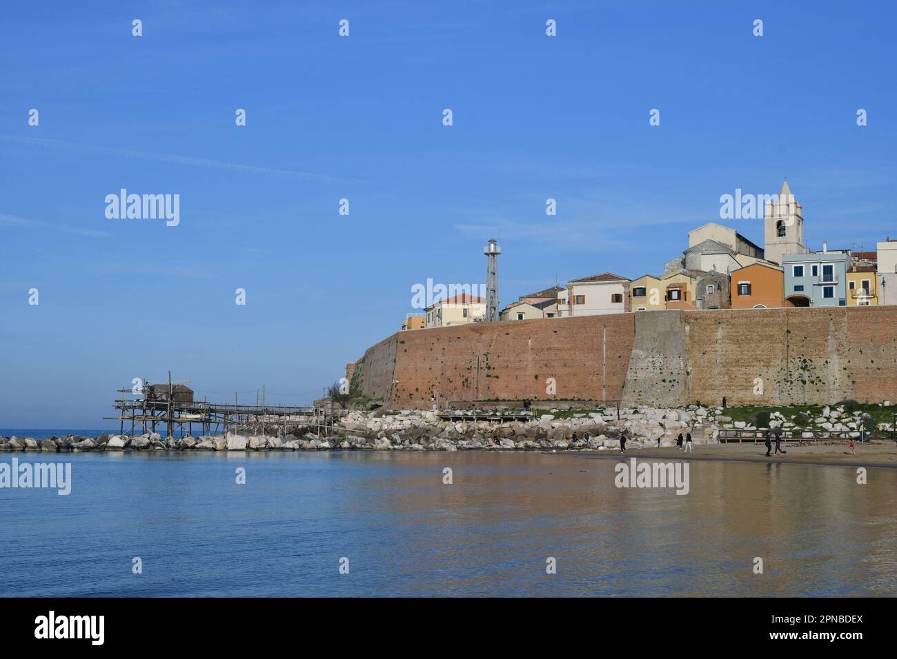 Blick auf den Strand von Termoli, einem mittelalterlichen Dorf in der Provinz Campobasso, Italien. Stockfoto