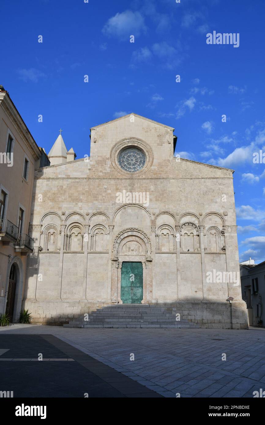 Fassade der Kathedrale von Termoli, einer mittelalterlichen Stadt in der Provinz Campobasso in Italien. Stockfoto