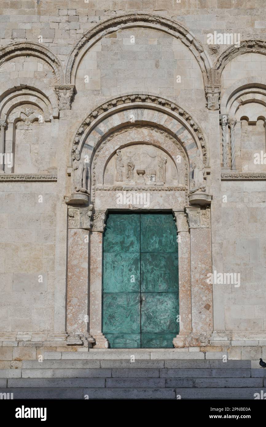 Fassade der Kathedrale von Termoli, einer mittelalterlichen Stadt in der Provinz Campobasso in Italien. Stockfoto