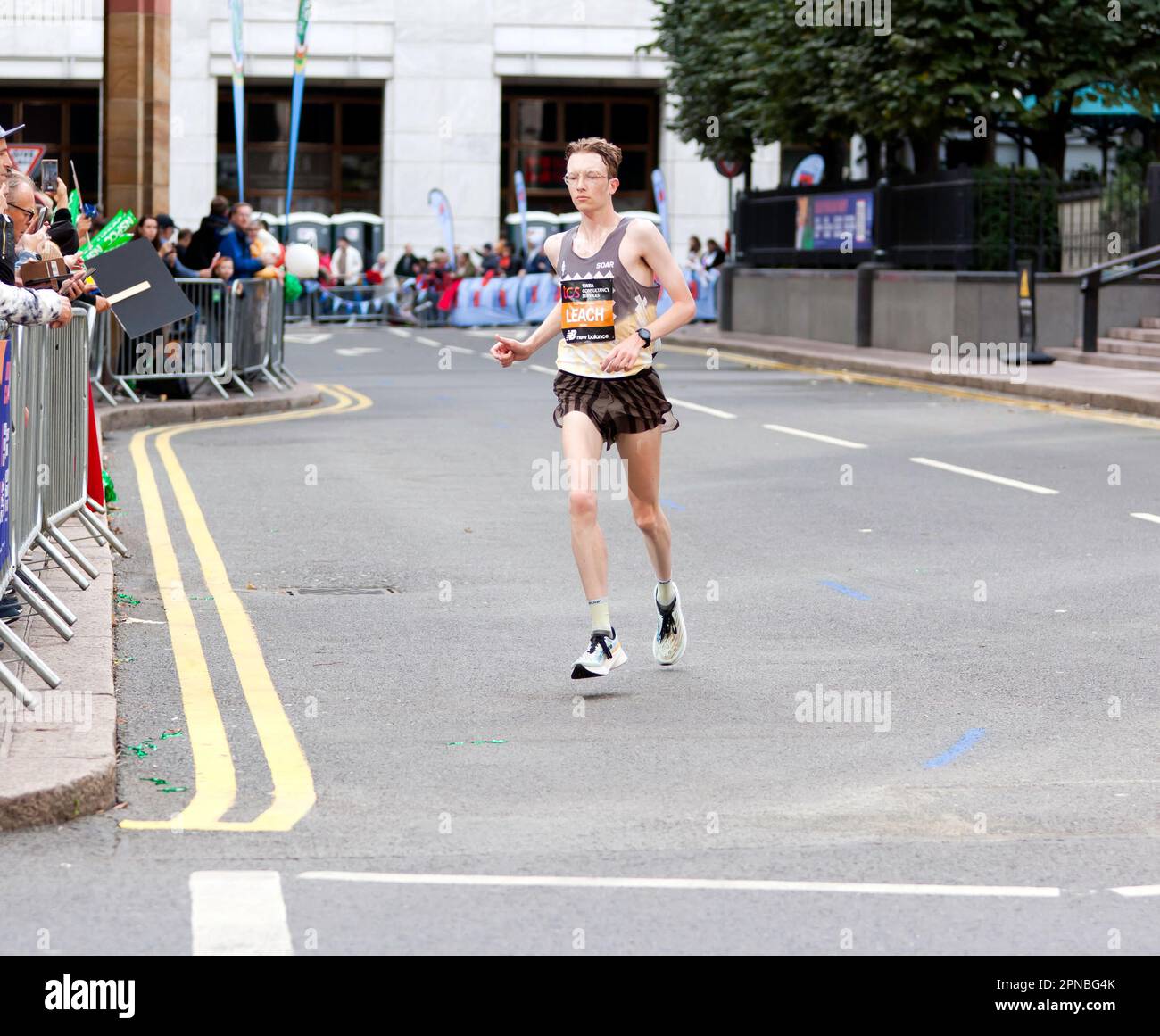 Matthew Leach (GBR) fährt durch Cabot Square und beendet den Men's Elite 2022 London Marathon auf dem 14. Platz Stockfoto