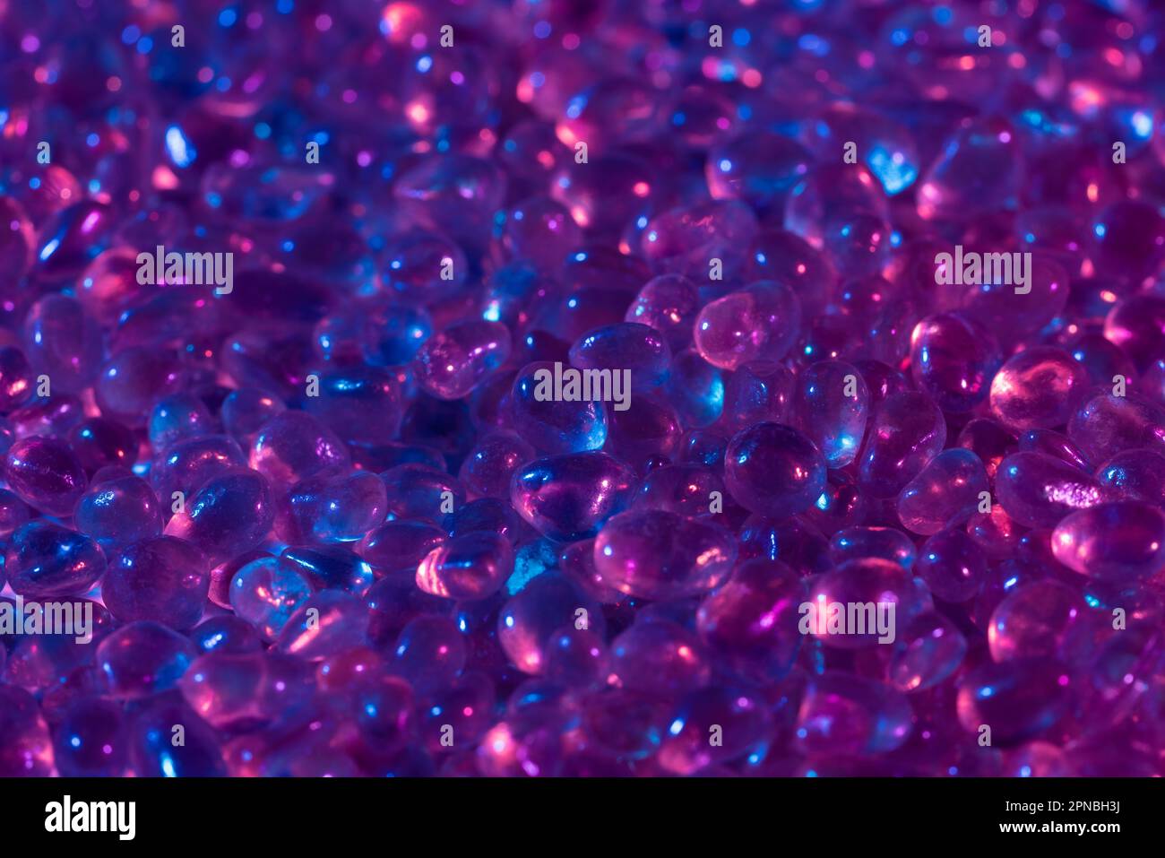 Von oben kleine rohe welo opal Steine in einem gelegt Pile unter blauem und rosa Licht Stockfoto