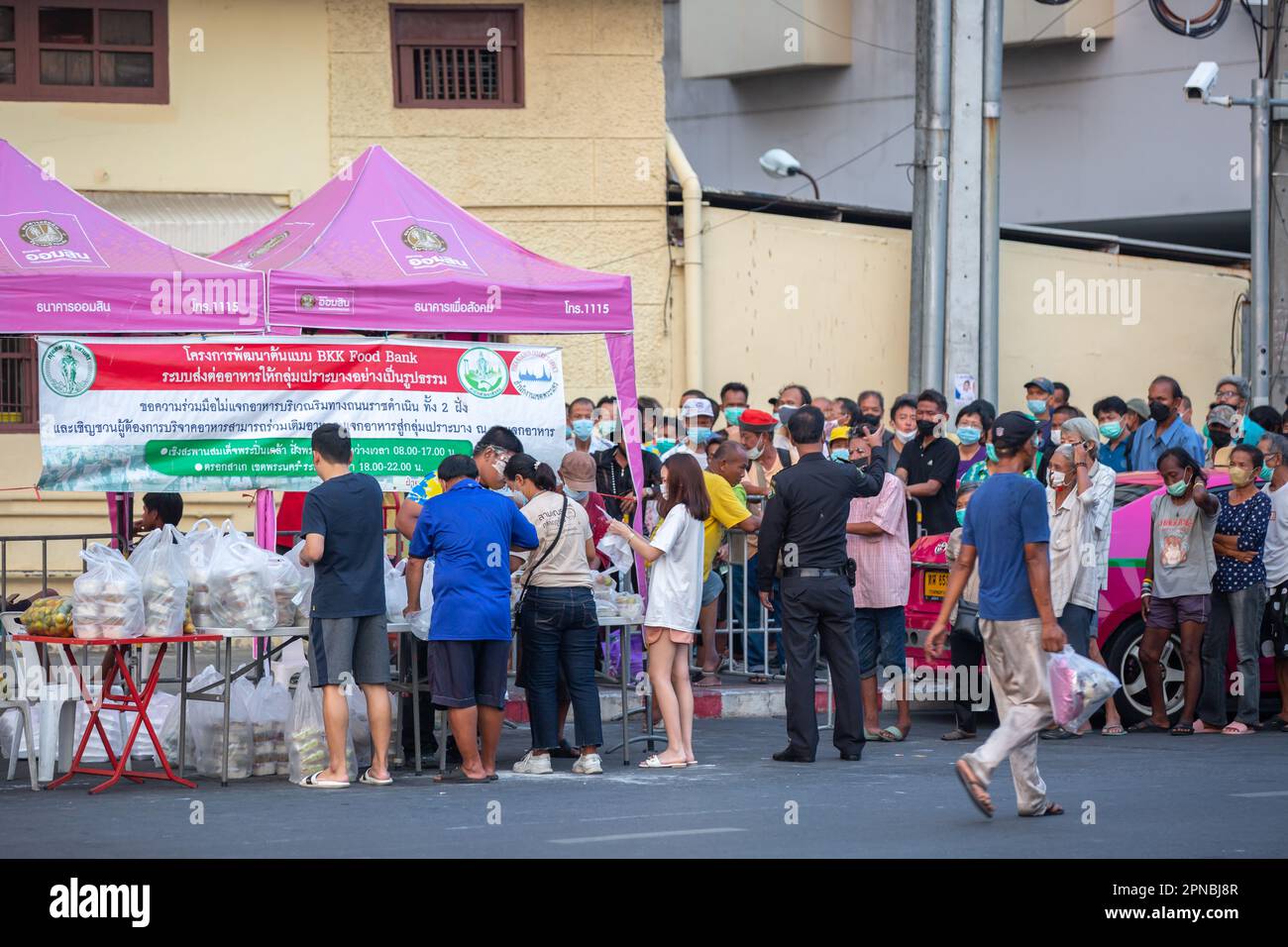 Bangkok, Thailand - 15. April 2023: Menschen warten in der Schlange, um Essen von der Bangkok Food Bank-Initiative zu erhalten. Stockfoto