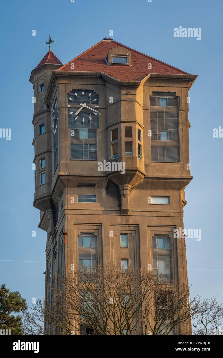 Historischer Wasserturm mit Uhr, erbaut im Jahr 1915, in der niederländischen Stadt IJmuiden Stockfoto
