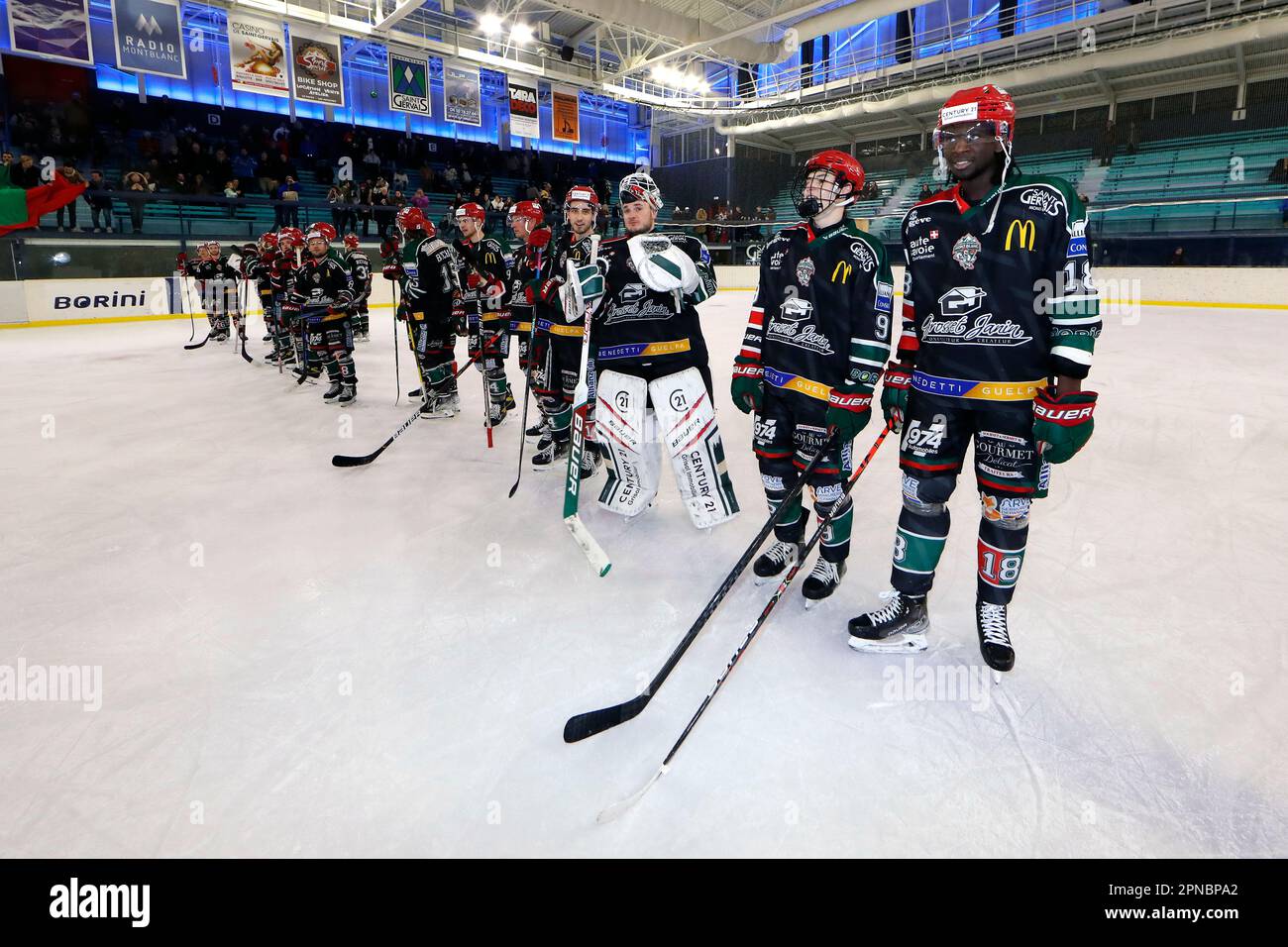 Eishockeyspiel. HC Mont-Blanc-Team. Spieler bei der Feier. Saint-Gervais. Frankreich. Stockfoto