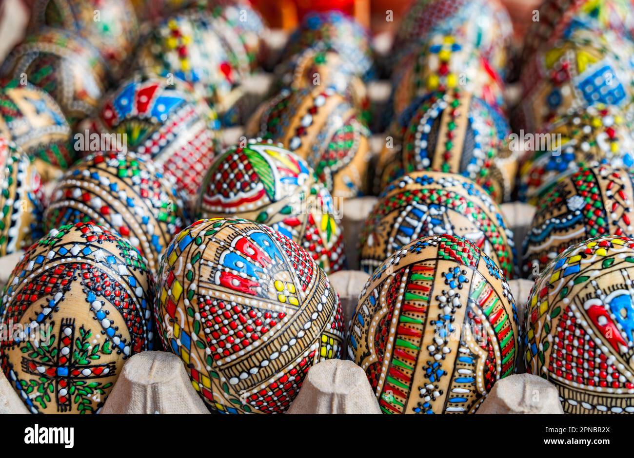 Farbenfrohe handbemalte Ostereier. Traditionelle rumänische Dekoration. Stockfoto