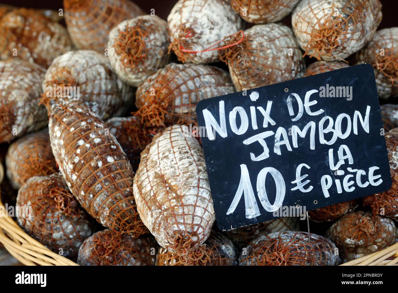 Traditionelle getrocknete Wurst zum Verkauf auf dem Markt. Noix de Jambon. Frankreich. Stockfoto