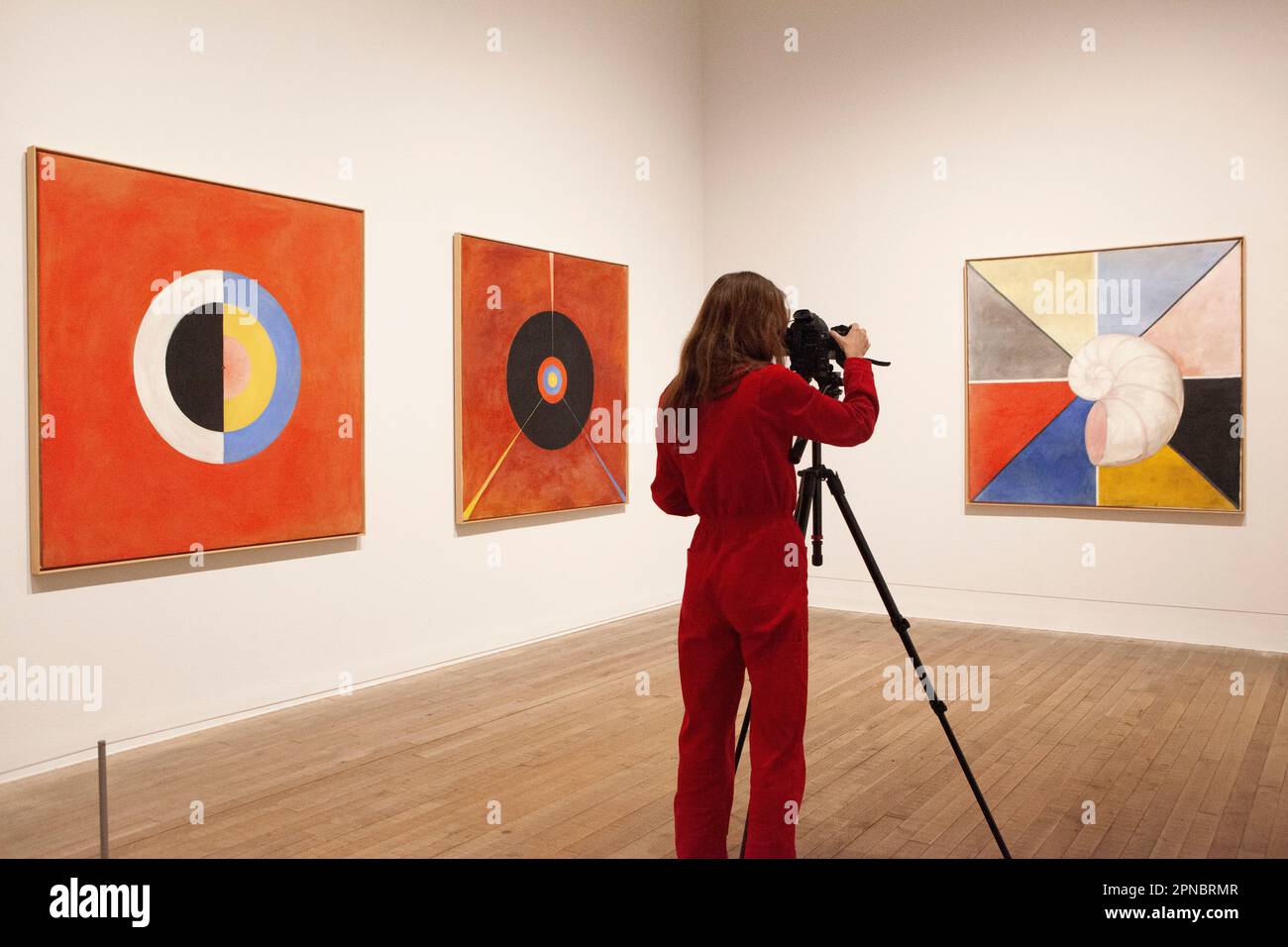 London, Großbritannien. 18. April 2023. Tate Modern präsentiert eine Ausstellung von Hilma af Klint und Piet Mondrian, zwei Pionieren der abstrakten Kunst mit sehr unterschiedlichen Empfindlichkeiten. Hier fotografiert eine Frau ein Werk, "The Swan, the SUW/UW Series, Group IX: Part 1, No 19", 1915, von Hilma af Klint. Kredit: Anna Watson/Alamy Live News Stockfoto