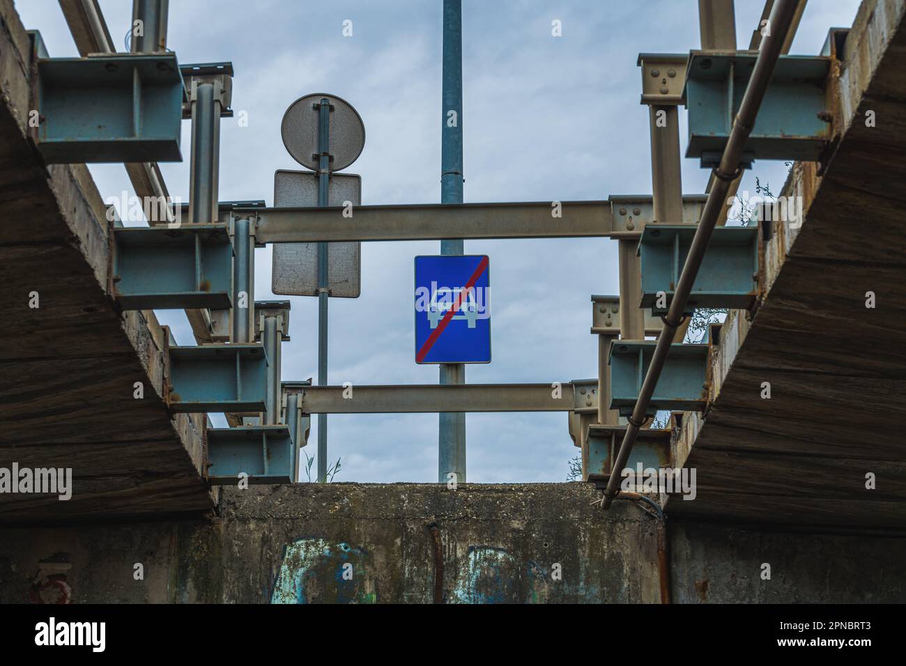 Beispiel im Brutalistischen Architekturstil, niedriger Winkel der großen Betonbrücke, selektiver Fokus Stockfoto