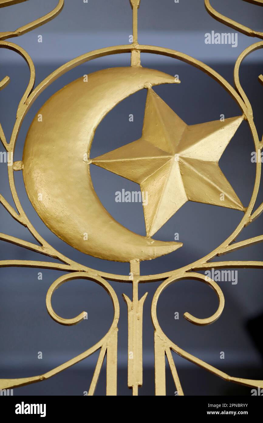 Die Sultan-Moschee oder Masjid-Sultan. Islam, Crescent und Star, goldene Symbole des islamischen Glaubens, Singapur. Stockfoto