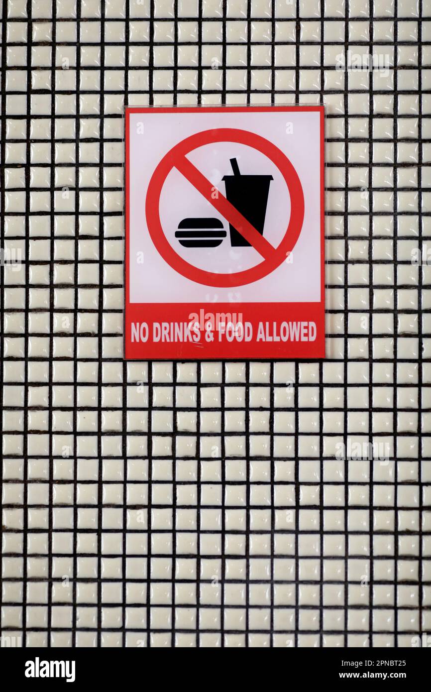 Die Sultan-Moschee oder Masjid-Sultan. "Keine Getränke, kein Essen" -Schild. Singapur. Stockfoto