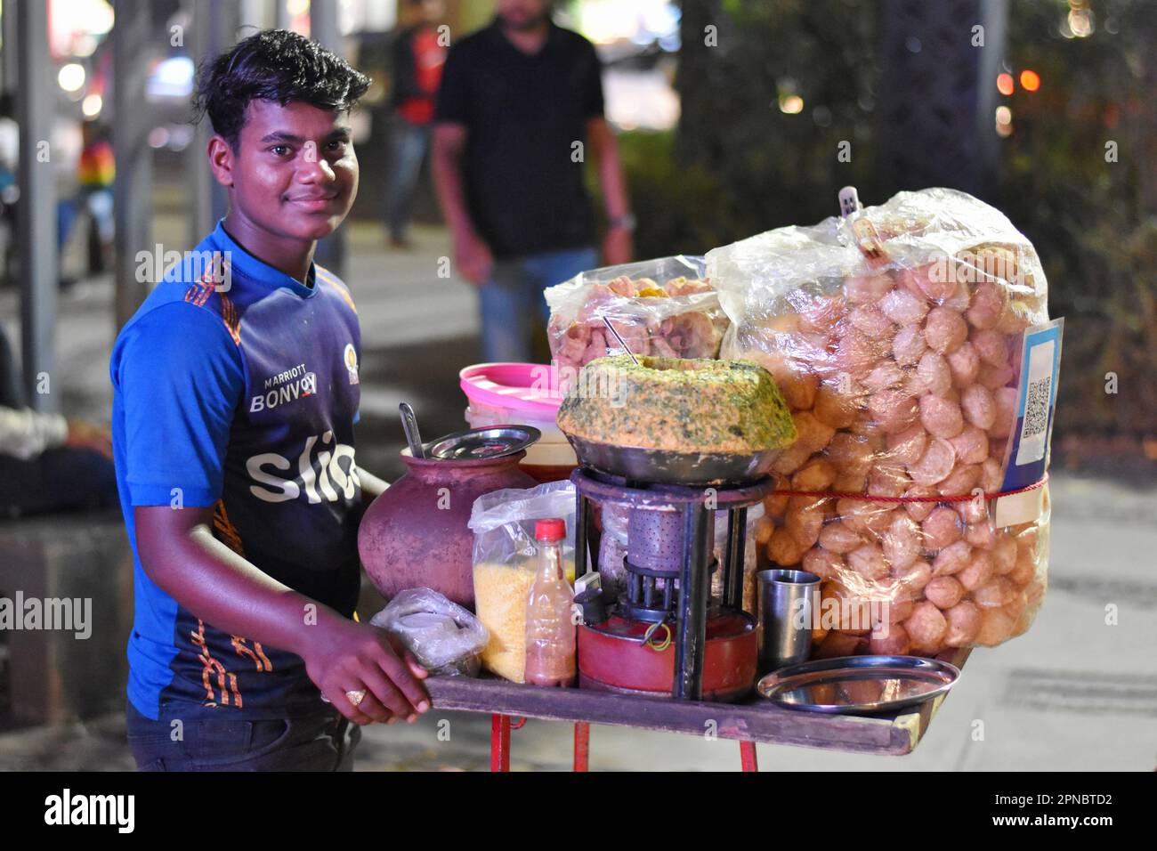 INDIEN, MAHARASHTRA, PUNE, Dezember 2022, Panipuri Verkäufer auf einer Straße, Panipuri ist ein hohles, gebratenes Knuspermüsli gefüllt mit Dhal, Gemüse und Chutney. Stockfoto