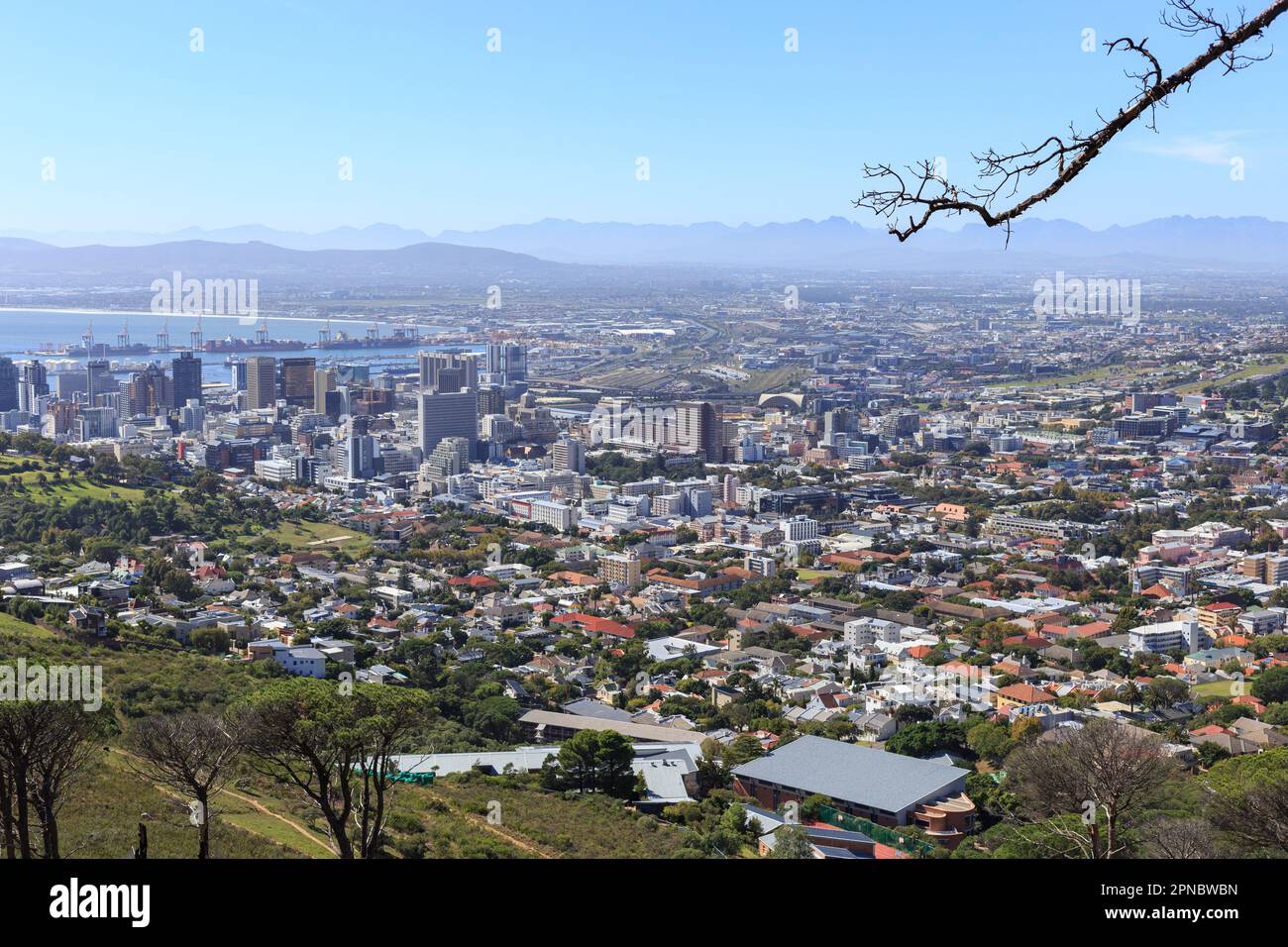 Kapstadt, Westkap, Südafrika - 15. April 2023: Kapstadt City, aufgenommen vom Signal Hill im Herbst. Stockfoto