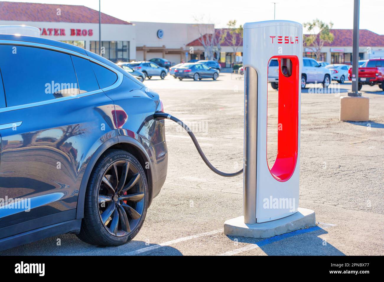 Kalifornien, USA - 23. Dezember 2022: Aufladen eines schwarzen Tesla an einer Supercharger-Station Stockfoto