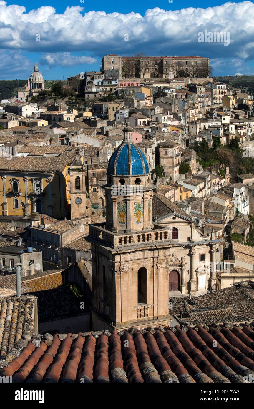 Ragusa Ibla, die Kirche San Filippo Neri und im Hintergrund die Kuppel des Doms und das Militärviertel, jetzt Universität, Provinz Ragusa, sic Stockfoto