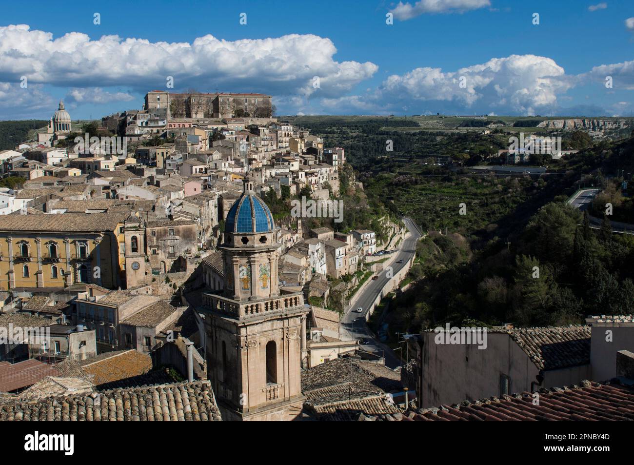 Ragusa Ibla, die Kirche San Filippo Neri und im Hintergrund die Kuppel des Doms und das Militärviertel, jetzt Universität, Provinz Ragusa, sic Stockfoto