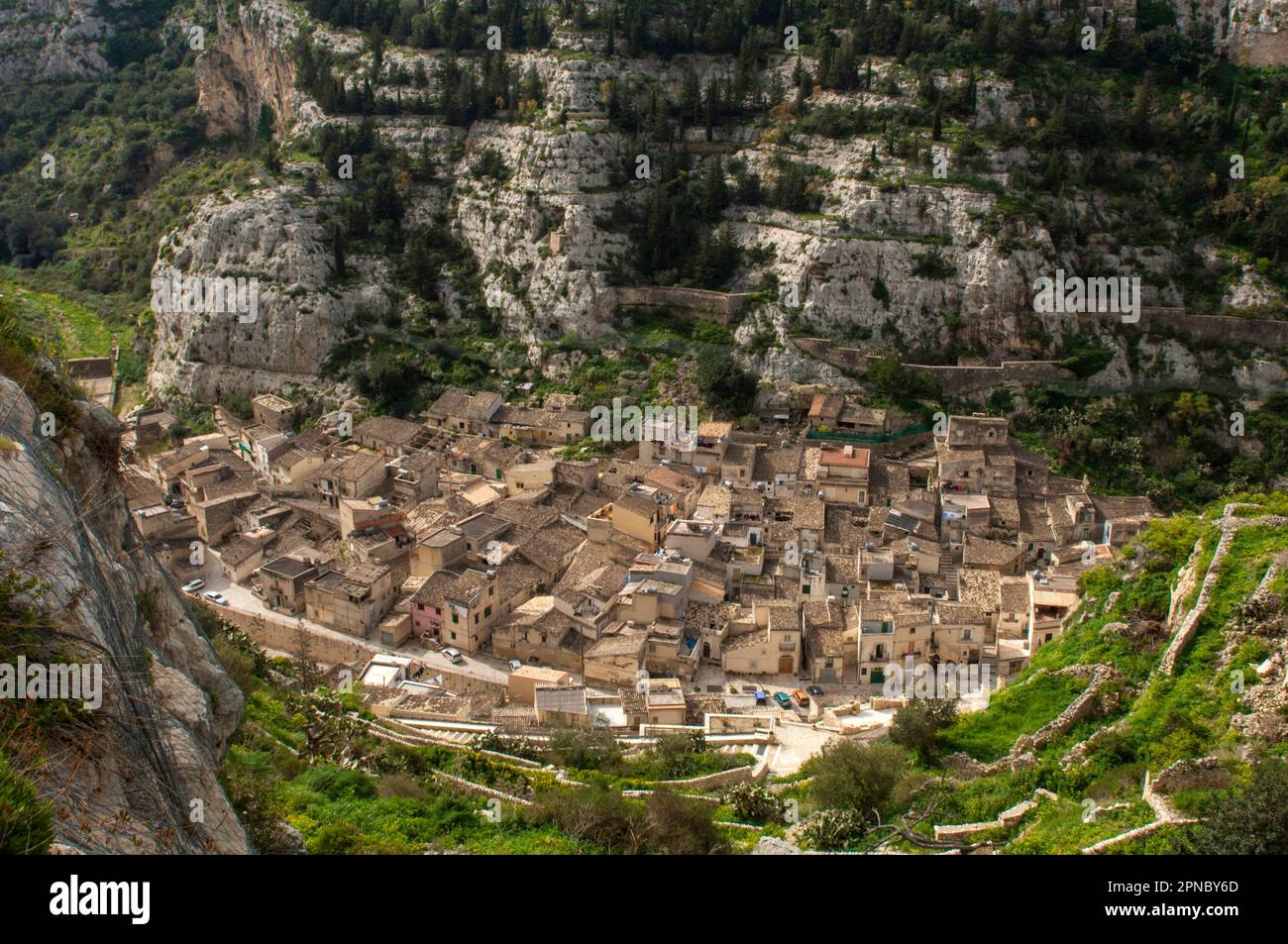 Scicli, Panoramablick vom Hügel San Matteo auf den Höhlen von Chiarafura und dem Steinbruch von San Bartolomeo, Provinz Ragusa, Sizilien, Italien, Europa; U Stockfoto