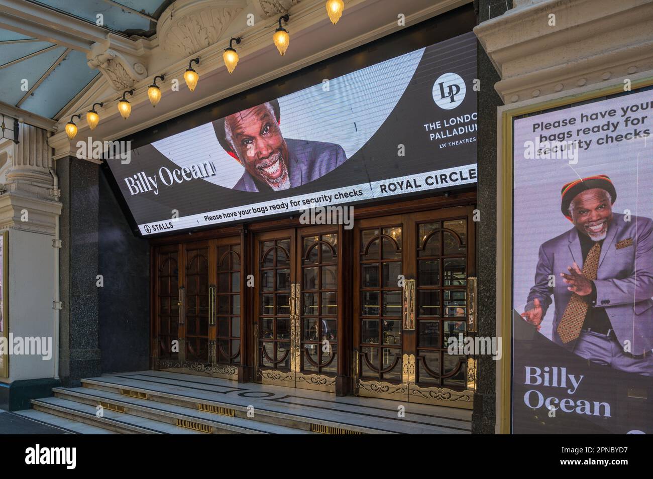 Haupteingang zum London Palladium Theater mit Werbetafeln für die Billy Ocean Show. Argyll Street, London, England, Großbritannien Stockfoto