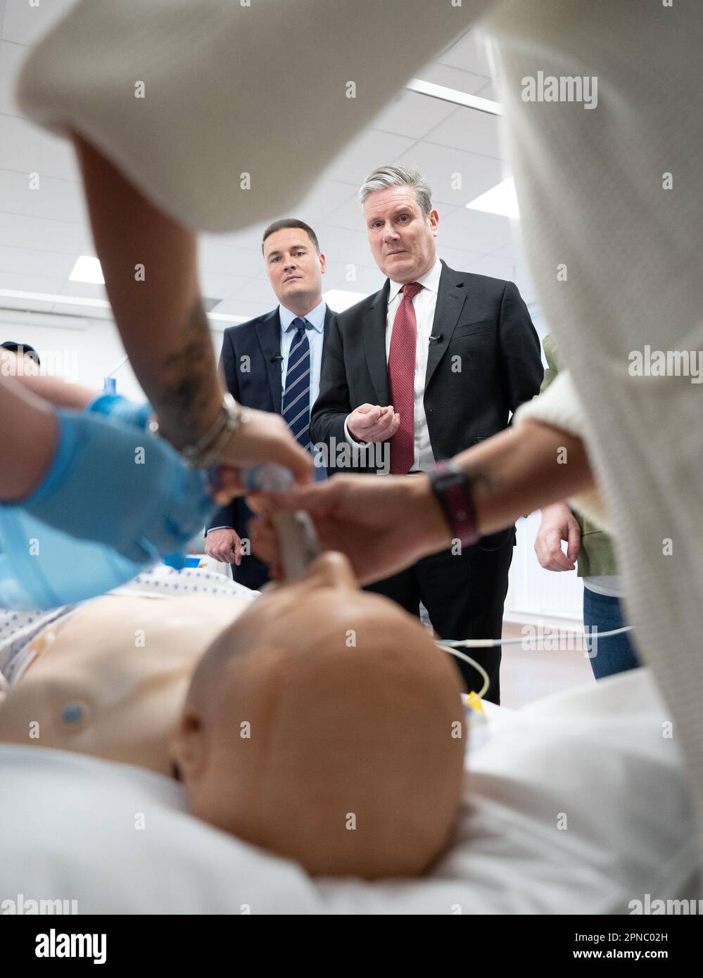 Labour Leader Keir Starmer (rechts) und Schattengesundheitsminister Wes Streeting Sehen Sie eine Demonstration der Wiederbelebungstherapie durch Ausbildung von Sanitätern während eines Besuchs in der Health Sciences Clinical Simulation Unit, die Teil der York University in North Yorkshire ist. Foto: Dienstag, 18. April 2023. Stockfoto