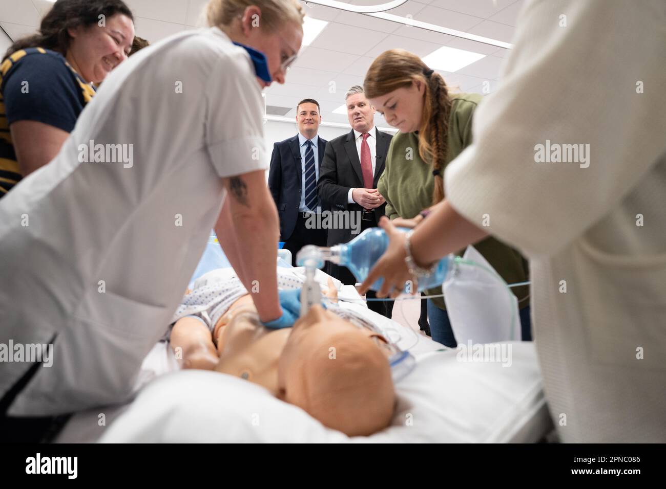 Labour Leader Keir Starmer (rechts) und Schattengesundheitsminister Wes Streeting Sehen Sie eine Demonstration der Wiederbelebungstherapie durch Ausbildung von Sanitätern während eines Besuchs in der Health Sciences Clinical Simulation Unit, die Teil der York University in North Yorkshire ist. Foto: Dienstag, 18. April 2023. Stockfoto