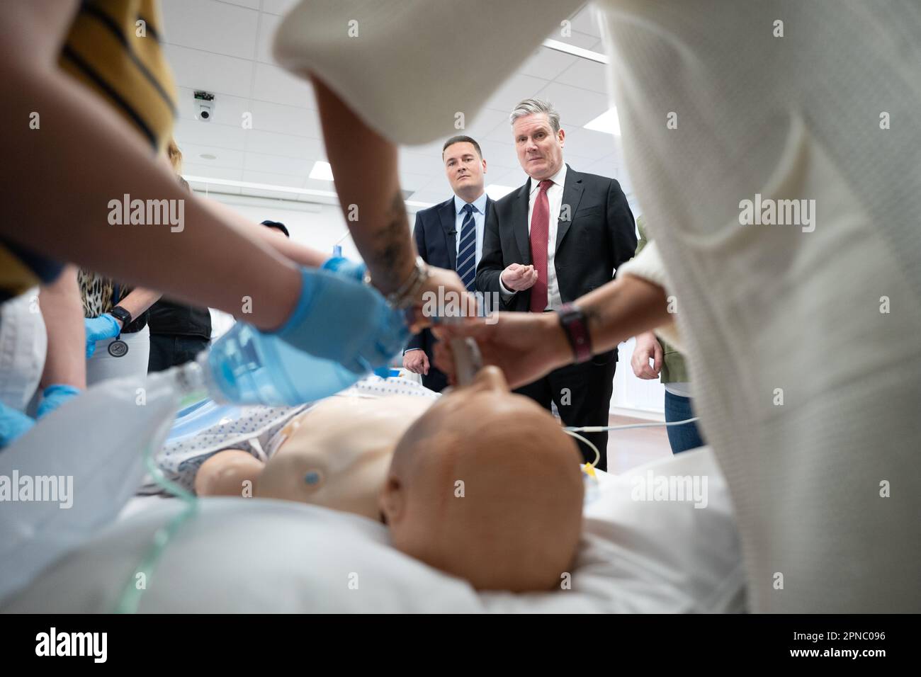 Labour Leader Keir Starmer (rechts) und Schattengesundheitsminister Wes Streeting Sehen Sie eine Demonstration der Wiederbelebungstherapie durch Ausbildung von Sanitätern während eines Besuchs in der Health Sciences Clinical Simulation Unit, die Teil der York University in North Yorkshire ist. Foto: Dienstag, 18. April 2023. Stockfoto