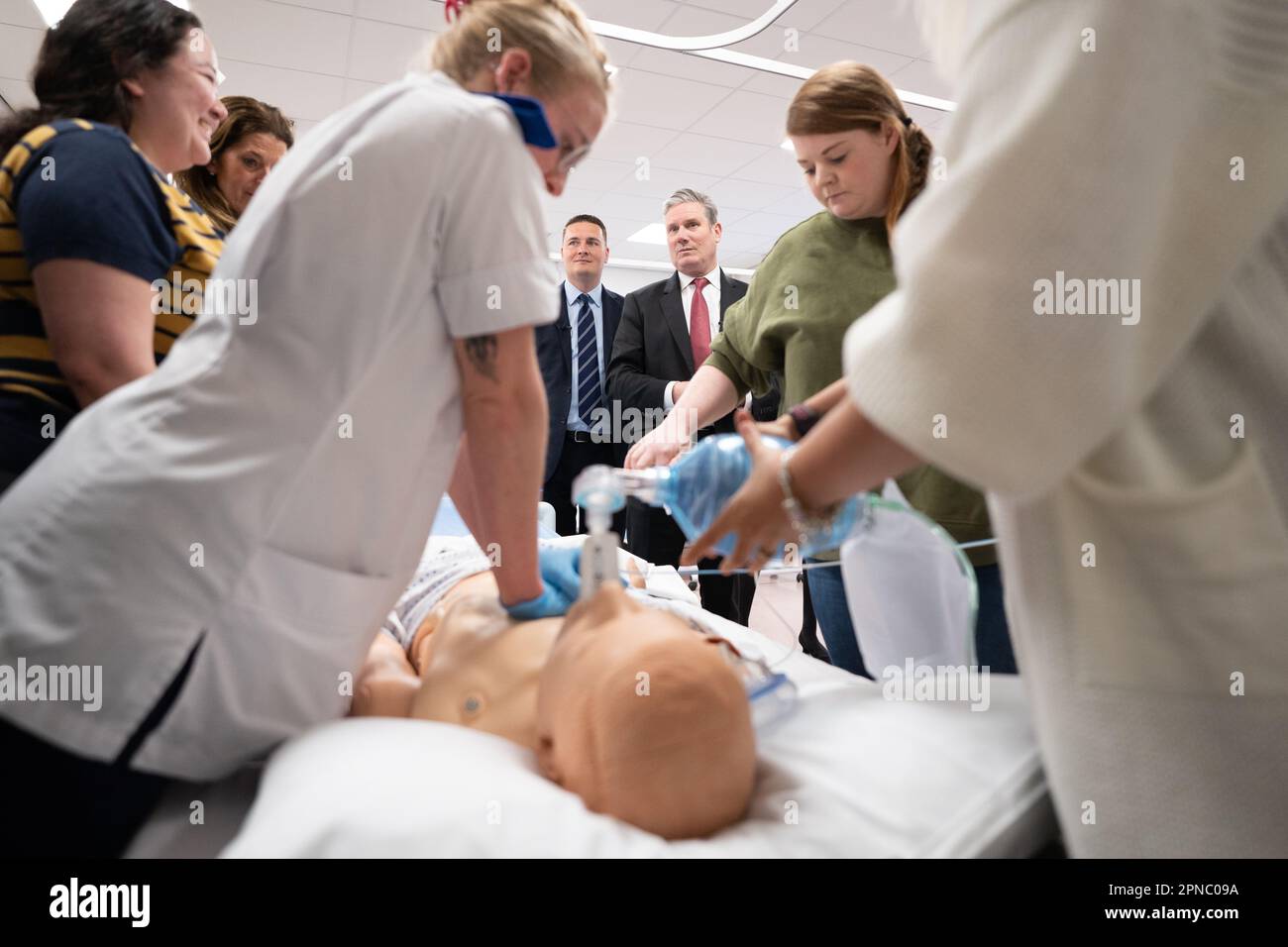 Labour Leader Keir Starmer (rechts) und Schattengesundheitsminister Wes Streeting sehen Sie eine Demonstration der Wiederbelebungstherapie durch Ausbildung von Sanitätern während eines Besuchs im Hull and York Medical Centre, das Teil der York University in North Yorkshire ist. Foto: Dienstag, 18. April 2023. Stockfoto