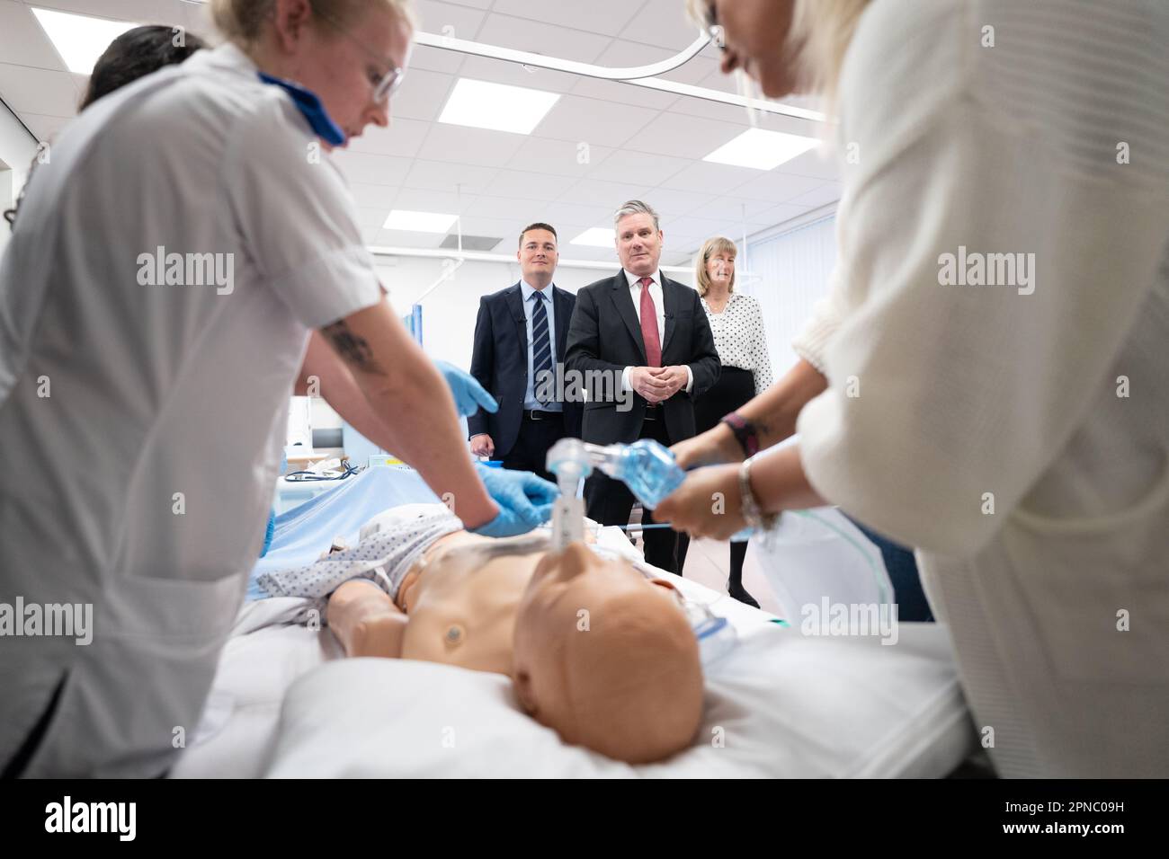 Labour Leader Keir Starmer (rechts) und Schattengesundheitsminister Wes Streeting sehen Sie eine Demonstration der Wiederbelebungstherapie durch Ausbildung von Sanitätern während eines Besuchs im Hull and York Medical Centre, das Teil der York University in North Yorkshire ist. Foto: Dienstag, 18. April 2023. Stockfoto