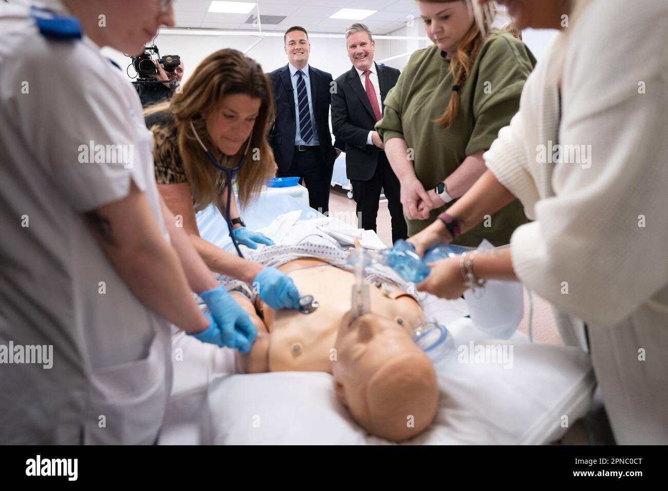 Labour Leader Keir Starmer (rechts) und Schattengesundheitsminister Wes Streeting sehen Sie eine Demonstration der Wiederbelebungstherapie durch Ausbildung von Sanitätern während eines Besuchs im Hull and York Medical Centre, das Teil der York University in North Yorkshire ist. Foto: Dienstag, 18. April 2023. Stockfoto