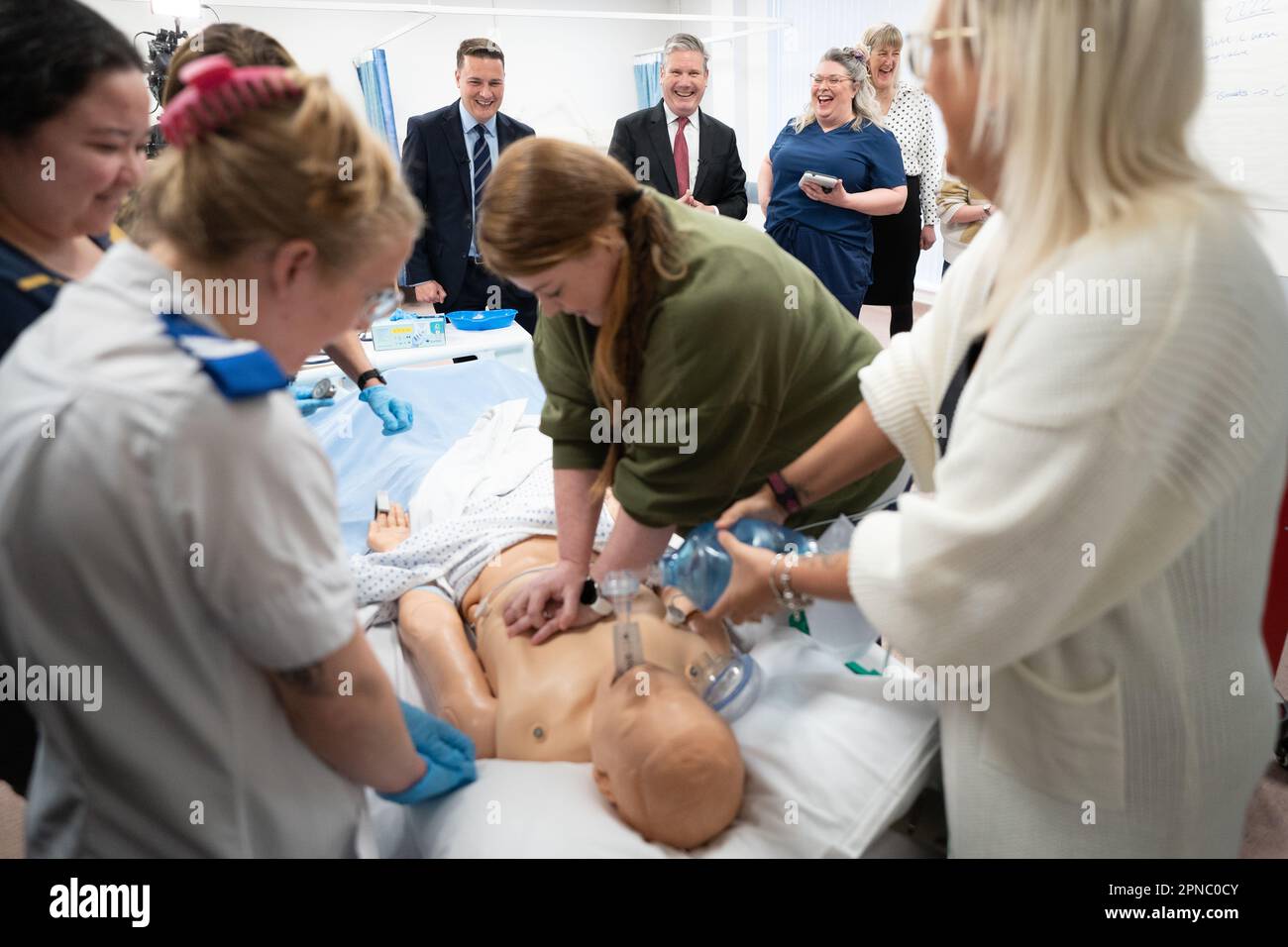 Labour Leader Keir Starmer (rechts) und Schattengesundheitsminister Wes Streeting sehen Sie eine Demonstration der Wiederbelebungstherapie durch Ausbildung von Sanitätern während eines Besuchs im Hull and York Medical Centre, das Teil der York University in North Yorkshire ist. Foto: Dienstag, 18. April 2023. Stockfoto