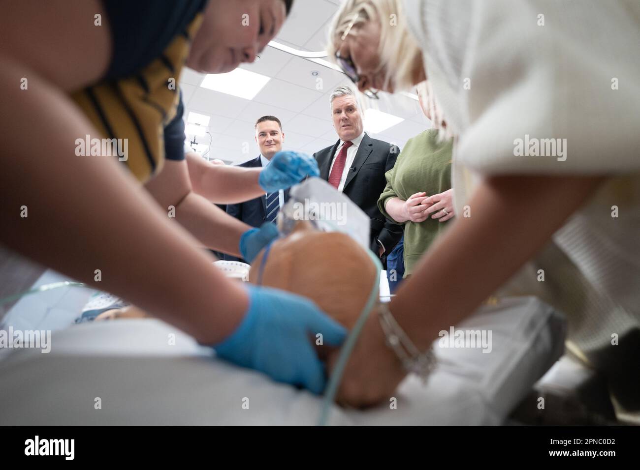 Labour Leader Keir Starmer (rechts) und Schattengesundheitsminister Wes Streeting sehen Sie eine Demonstration der Wiederbelebungstherapie durch Ausbildung von Sanitätern während eines Besuchs im Hull and York Medical Centre, das Teil der York University in North Yorkshire ist. Foto: Dienstag, 18. April 2023. Stockfoto