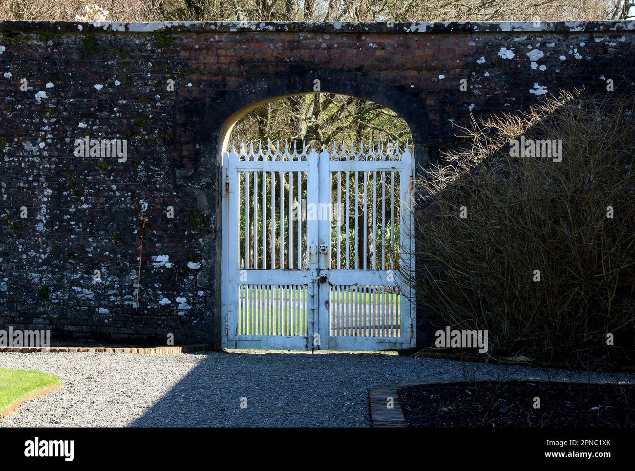 Ein altes Garteneingang in einen ummauerten Landschaftsgarten Stockfoto