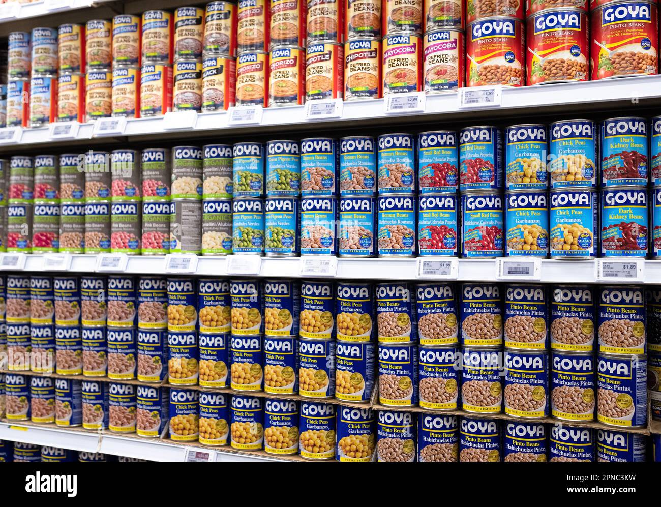 Verschiedene Goya-Bohnen im Food Bazaar Supermarkt in Long Island City, der auf internationale Gerichte spezialisiert ist Stockfoto