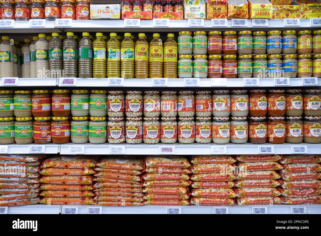 Im Food Bazaar Supermarkt in Long Island City, der auf internationale Gerichte spezialisiert ist, werden spanische Gerichte für eine südamerikanische Kundschaft serviert. Stockfoto