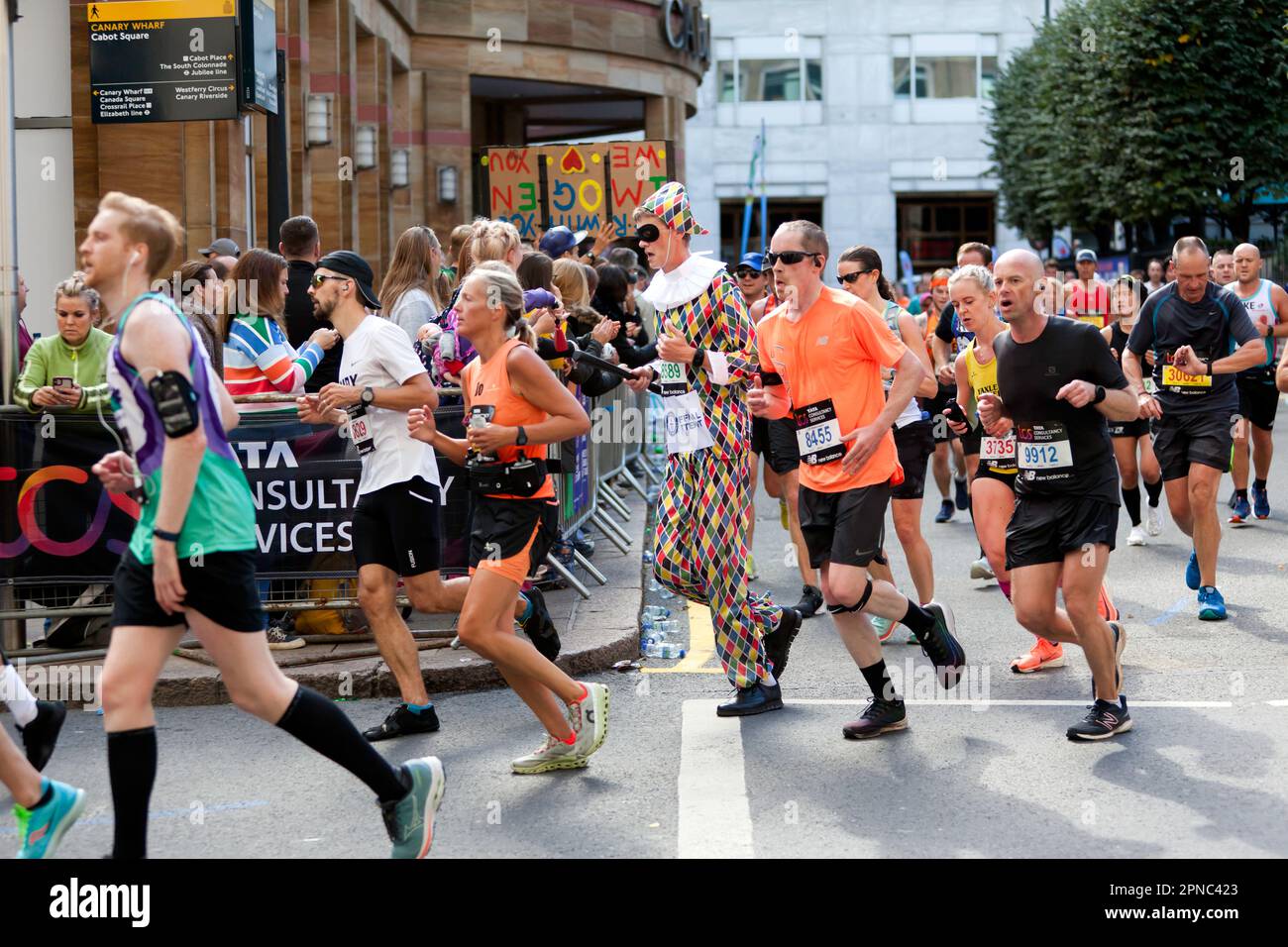 Martin Porter, am Cabot Square, zu seinem offiziellen Rekordversuch, gekleidet als Harlekin, beim London Marathon 2022 Stockfoto