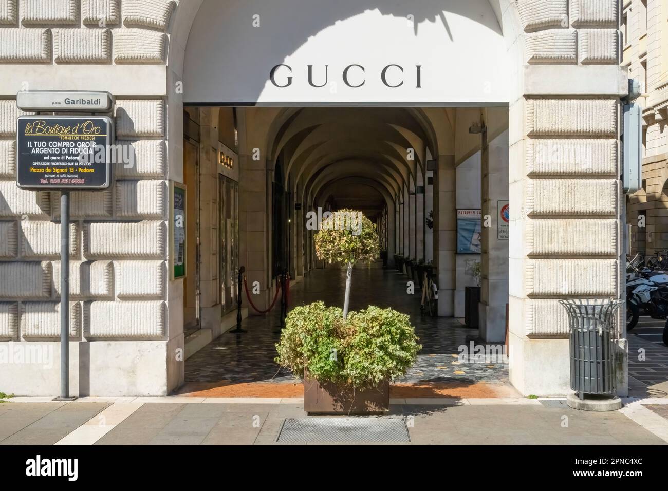 Padua, Italien. April 2023. Außenansicht des Gucci Luxusmarkengeschäfts im Stadtzentrum Stockfoto